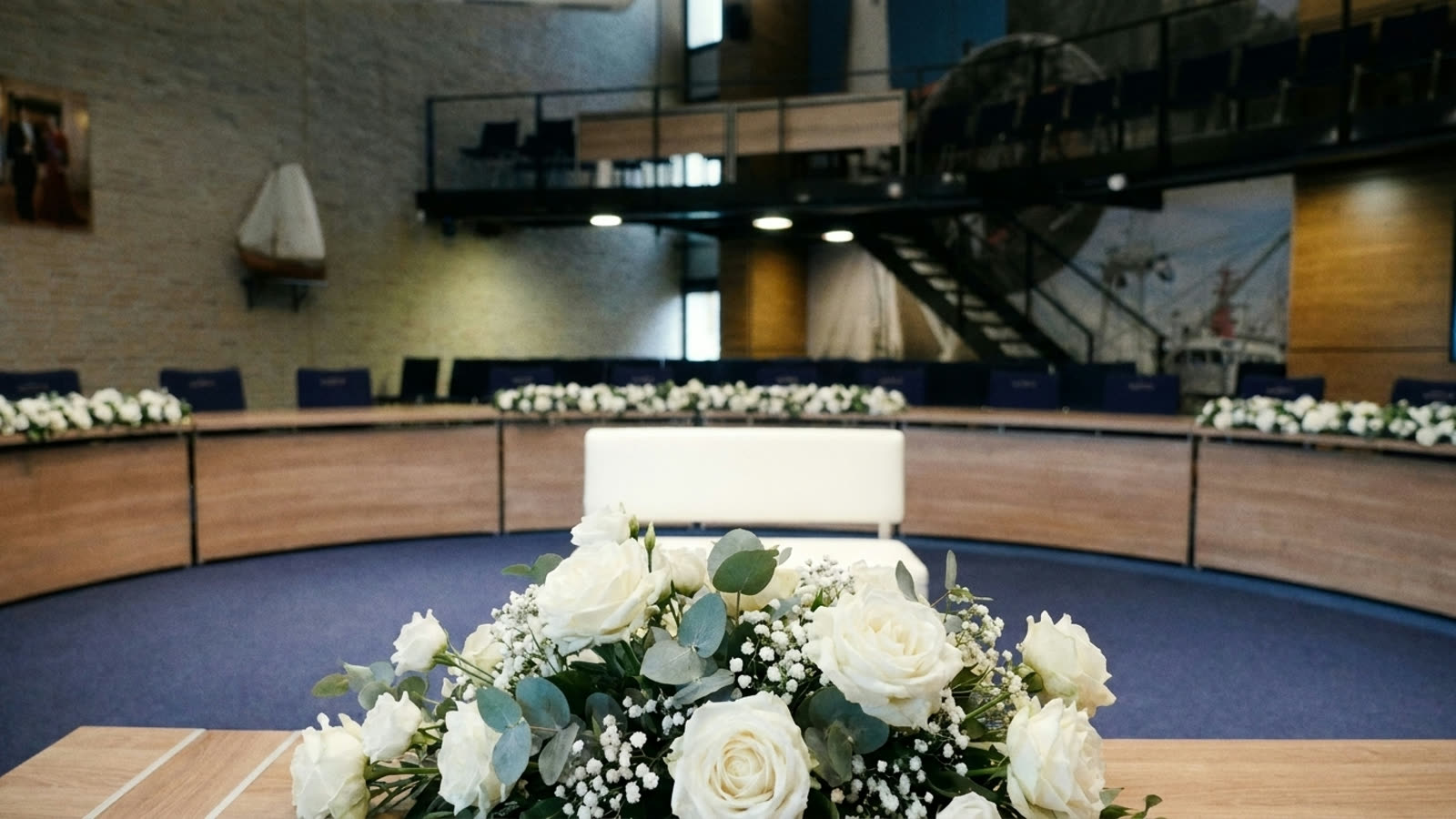 Raadzaal van het gemeentehuis van Urk, waar elk huwelijk met een gebed begint