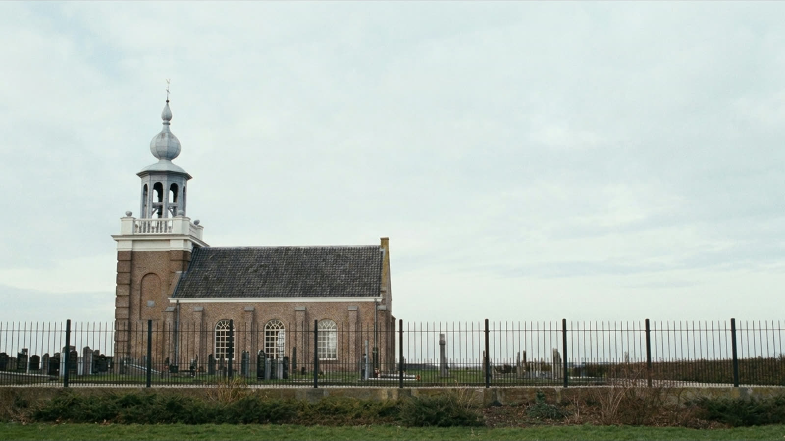 Het Kerkje aan de Zee op Urk, gebouwd in 1786, naast de vuurtoren