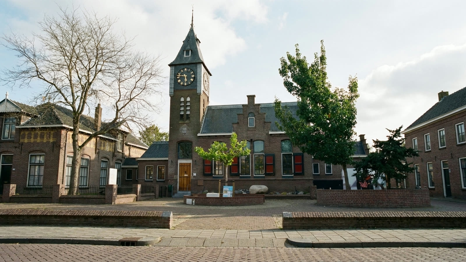 Museum Het Oude Raadhuis op Urk, het voormalige raadhuis aan het Wilhelminaplein