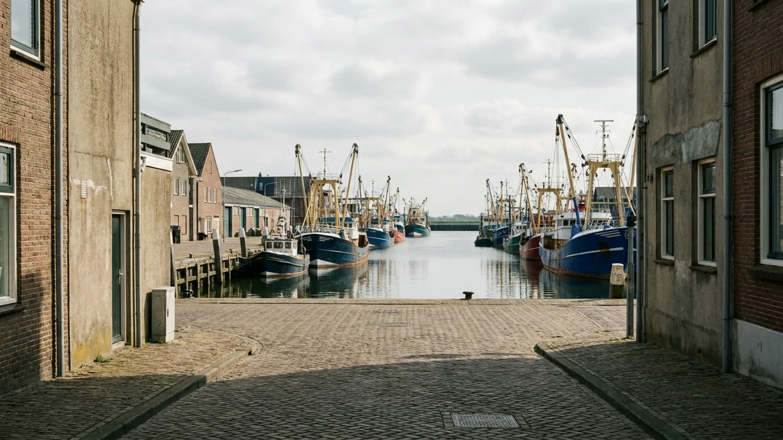 Smalle straatjes en vissershuisjes in het oude dorp van Urk, bij de haven