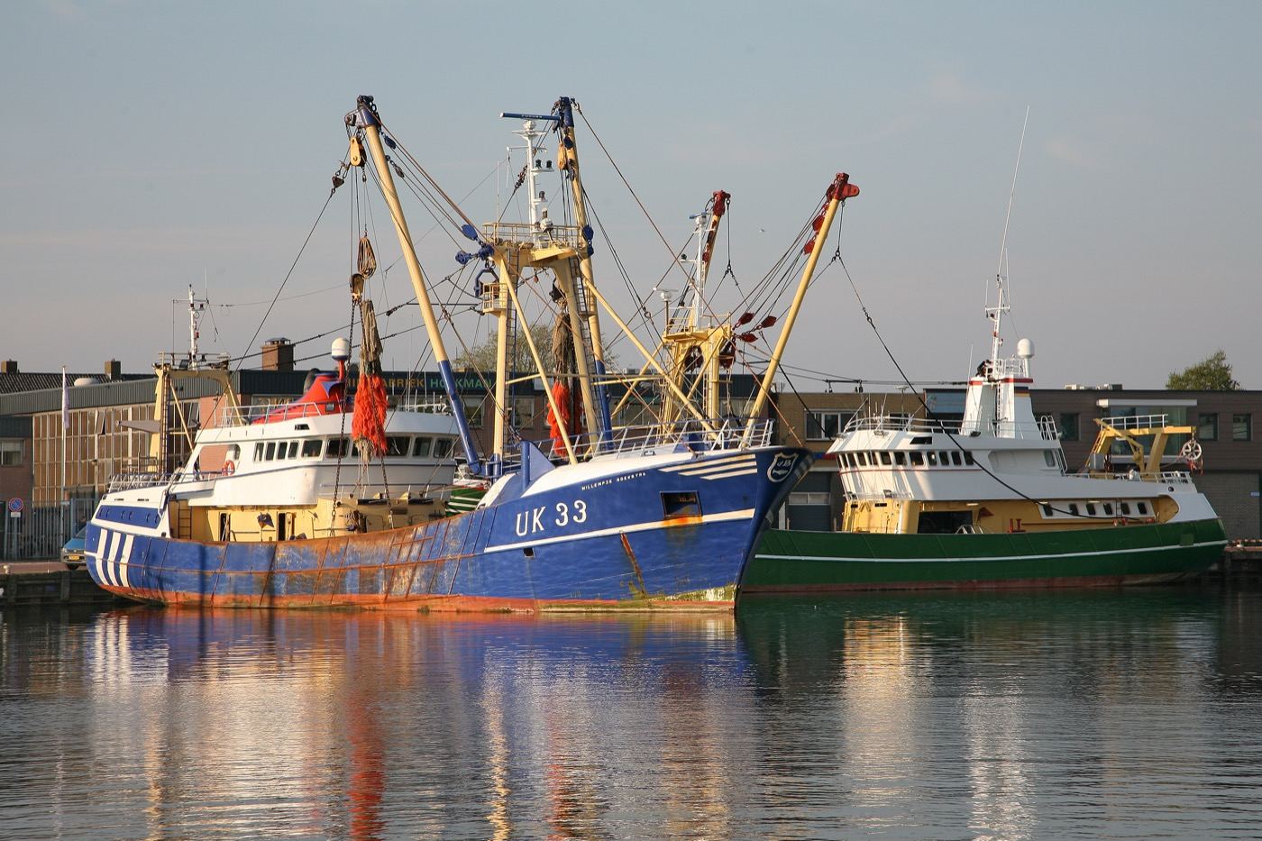 De vissershaven van Urk met kotters aan het IJsselmeer