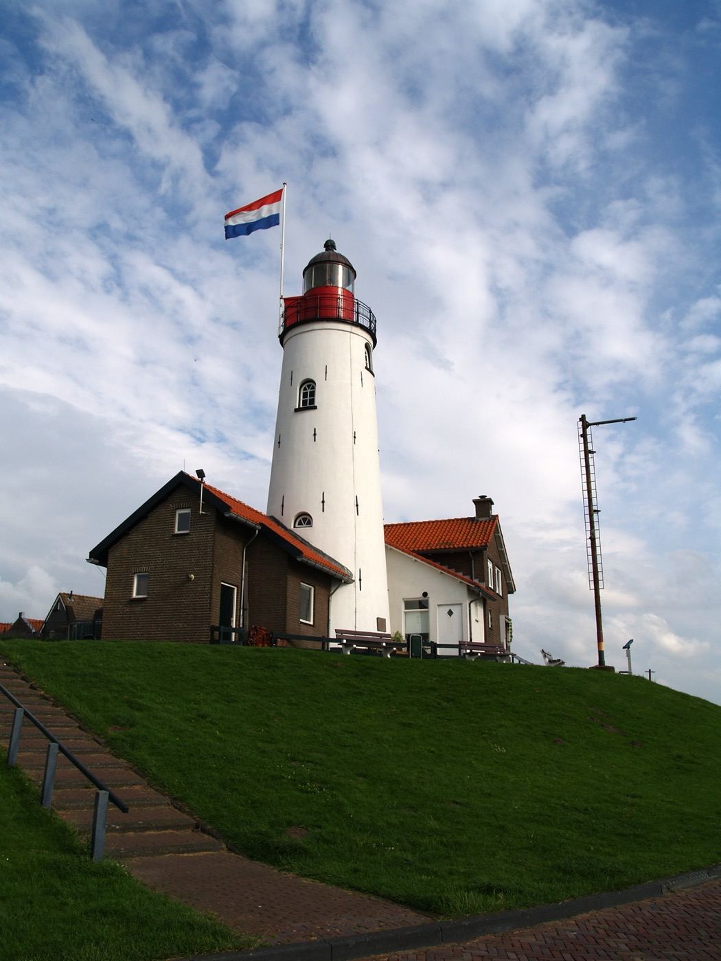De witte vuurtoren van Urk aan het IJsselmeer, gebouwd in 1844
